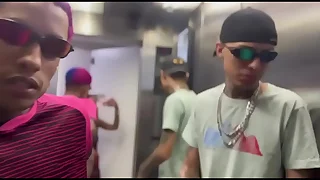 Fã do brinquedo realiza sonho de transar com ele e com namorado corninho junta